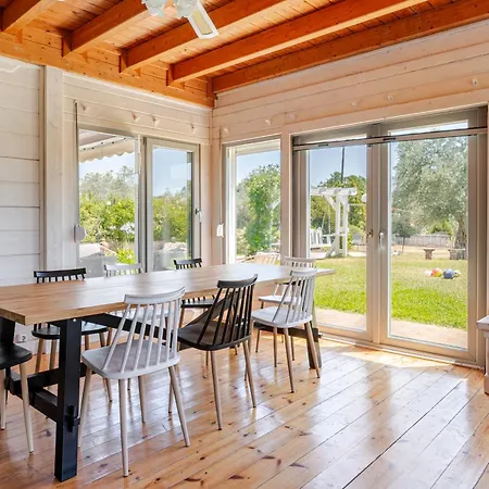 With Pool Minutes From Casa de Férias Amarynthos